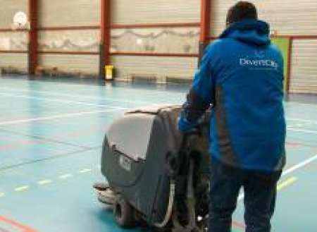 Deux personnes nettoyant un gymnase avec un aspirateur.eazea